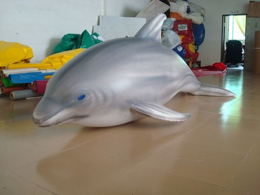 Trưng bày đồ chơi bể bơi hình cá heo dài 1,5m kín gió trong phòng trưng bày